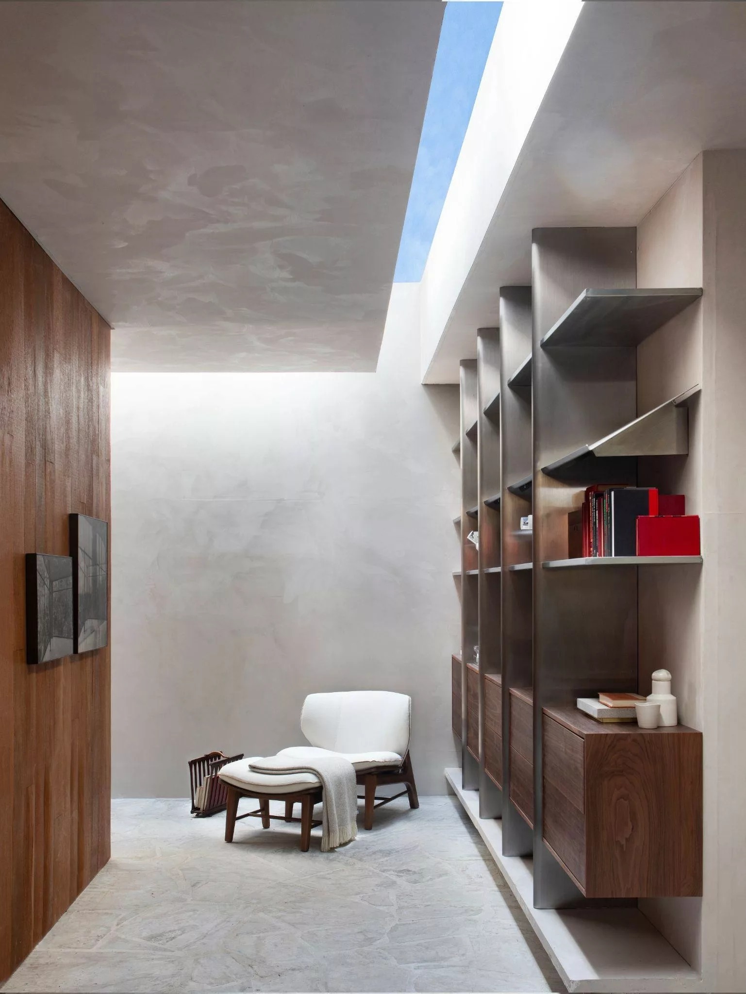 Poltrona e banco Benício na CASACOR São Paulo 2025.