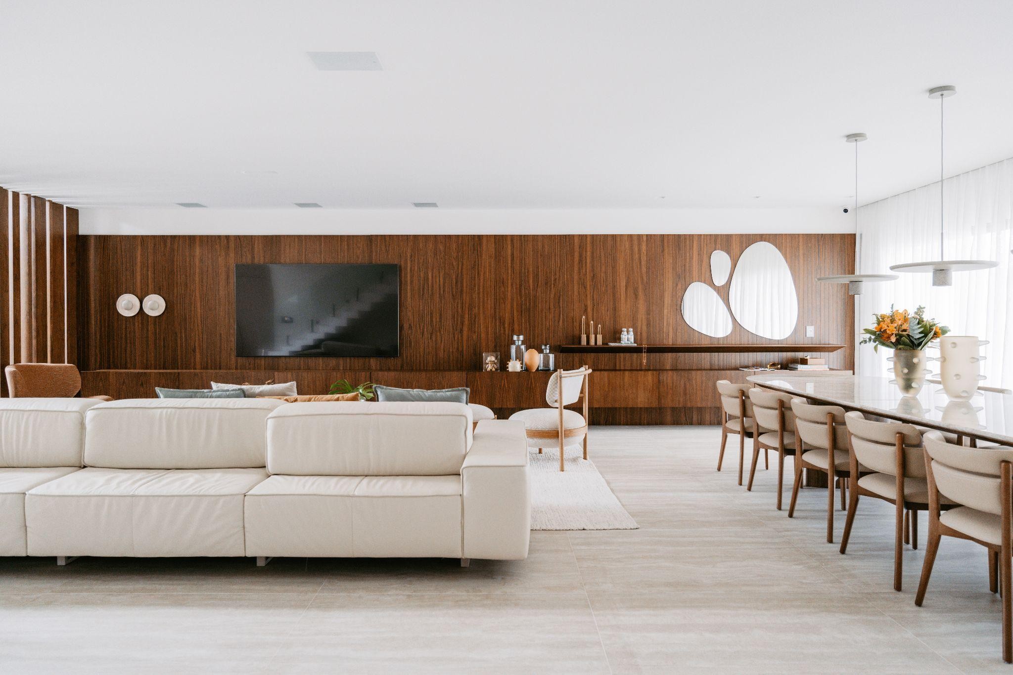Living com painel de madeira