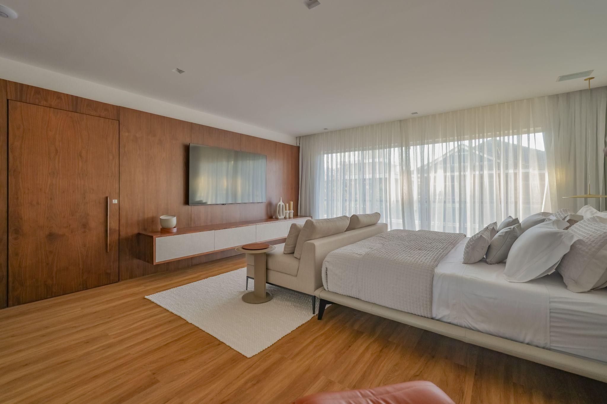 Quarto com painel de TV