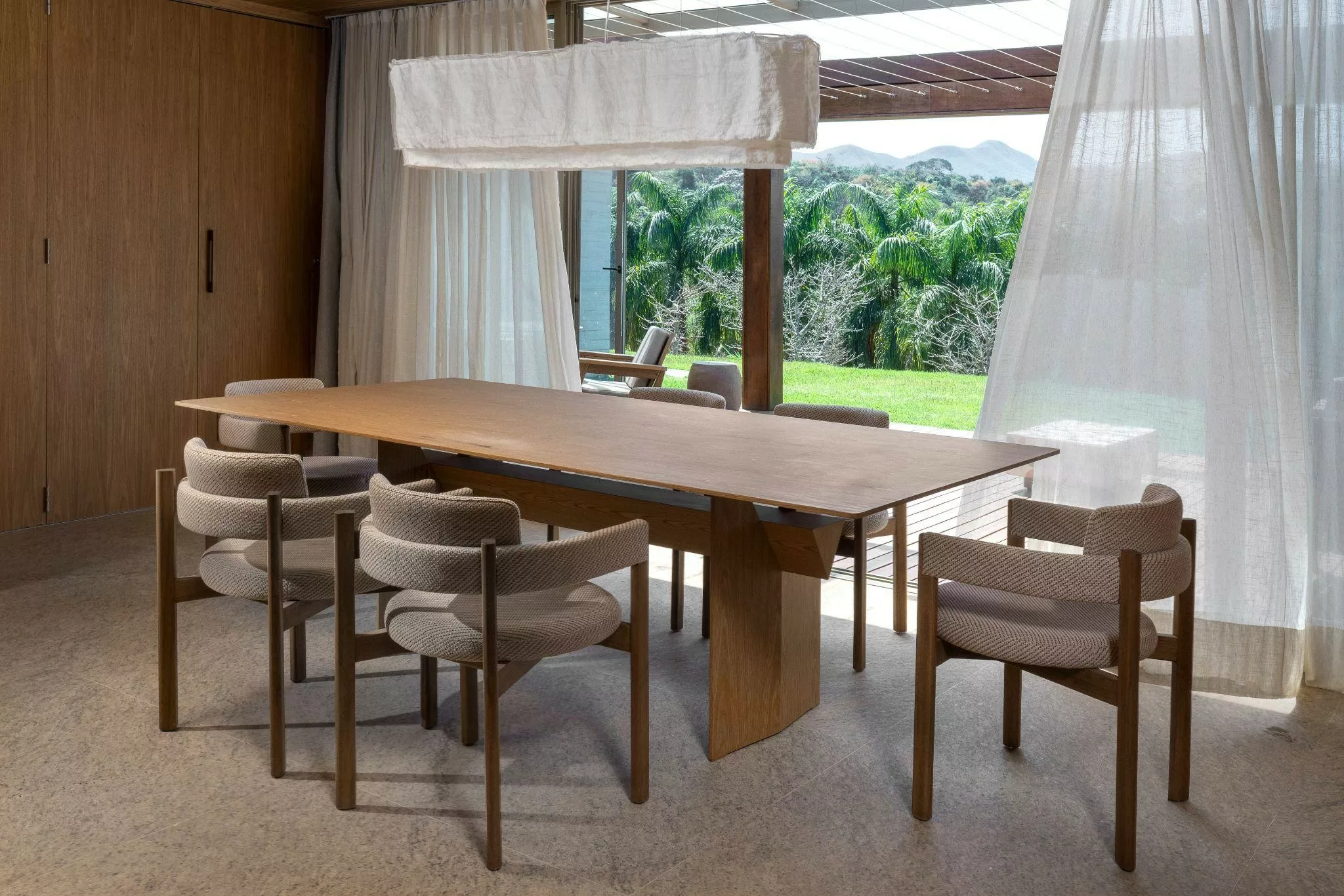 Espaço de jantar no Clara Arte