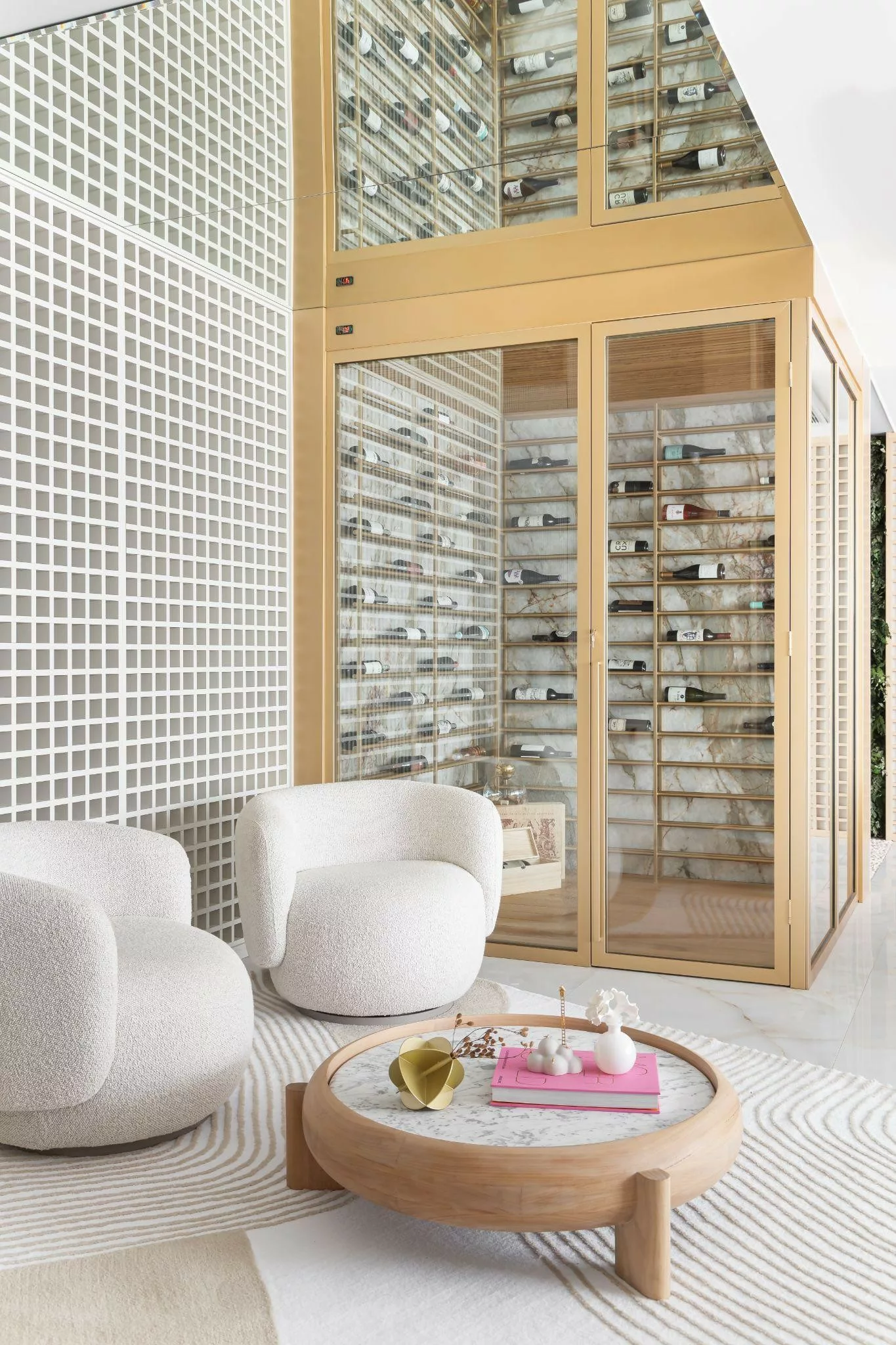 Adega e poltronas Mimo garantem identidade ao projeto