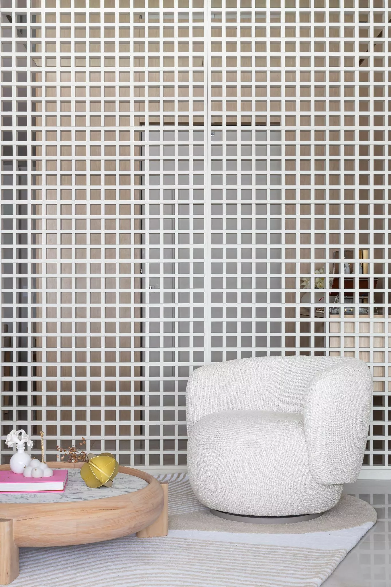 Poltrona Mimo em fundo de muxarabi