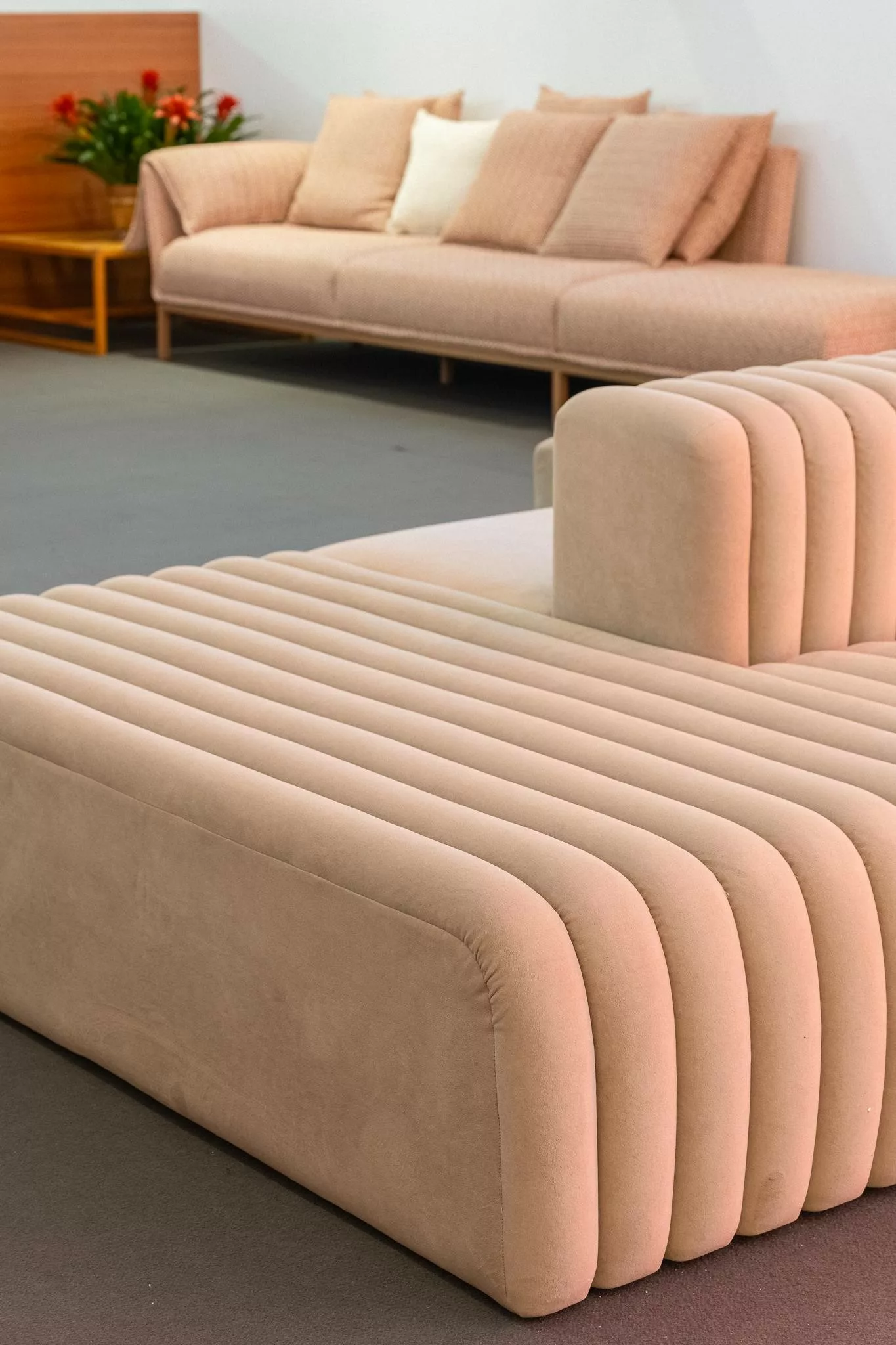 Sofás deixam ambiente do Rio Open mais aconchegante.