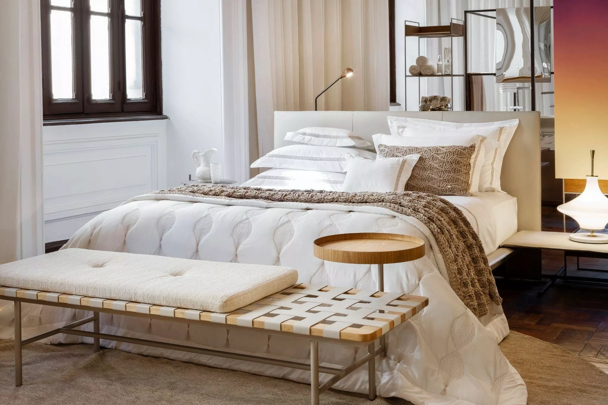 Quarto com funcionalidades que auxiliam o dormir