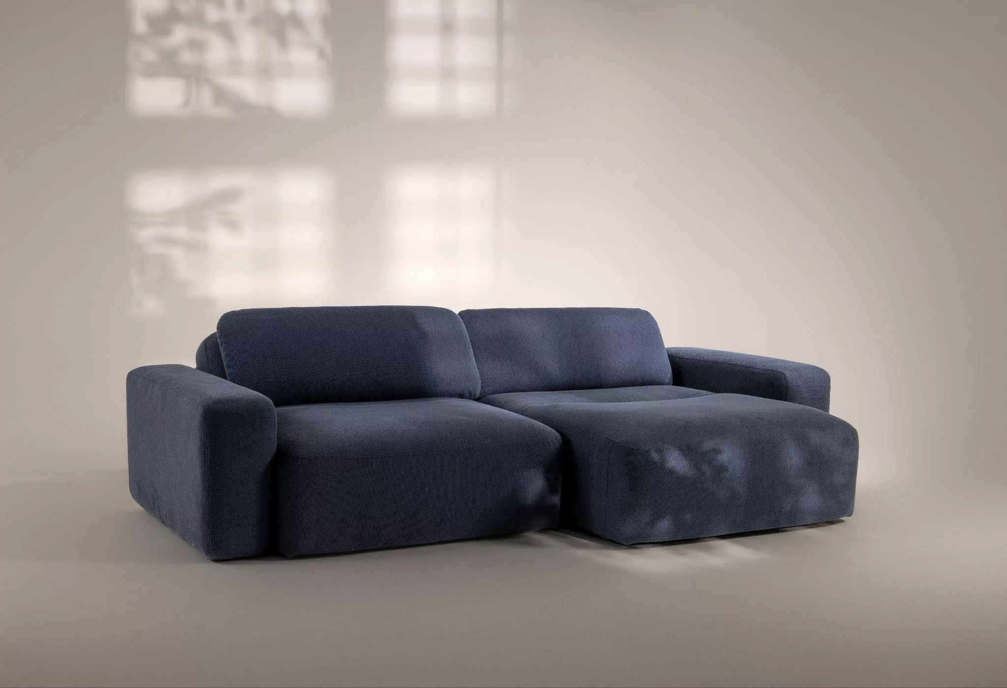 Sofá Léu faz parte da coleção (pausa).